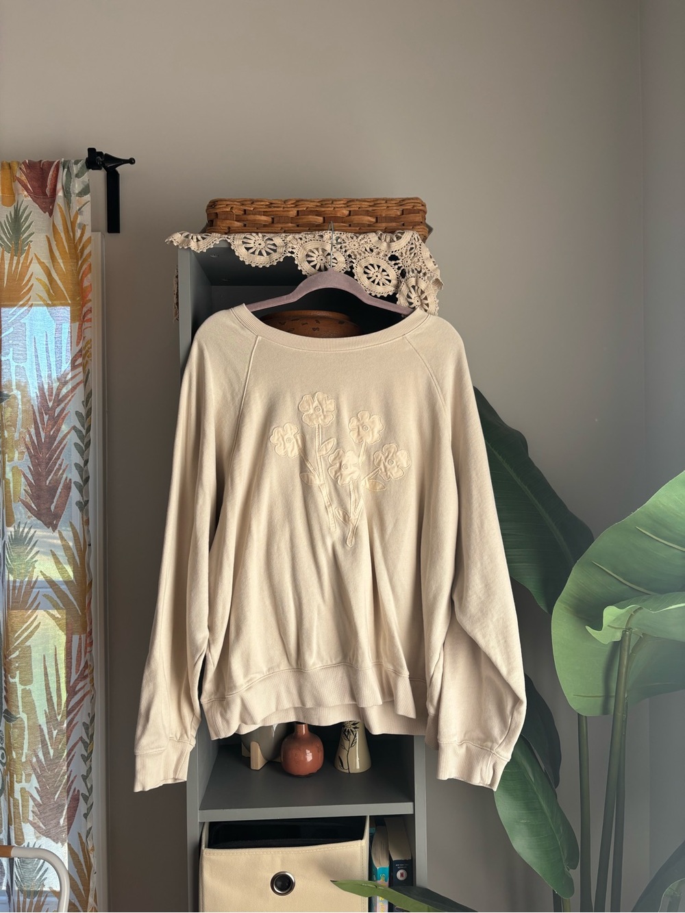 Old Navy Women’s XXL Cream Sweatshirt Embroidered Floral Crewneck Pullover